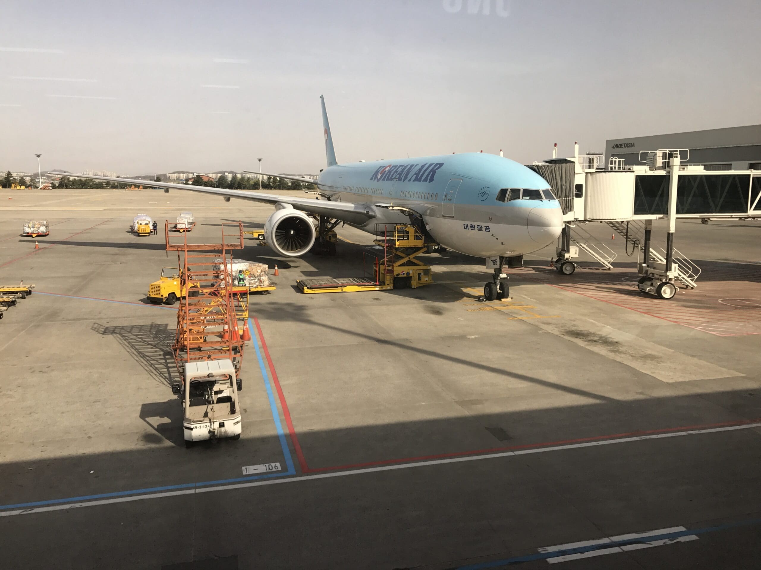 K-Pop Stars and Metal Cutlery: A Short  and Sweet Ride on a Korean Air 777 from Seoul Gimpo to Beijing