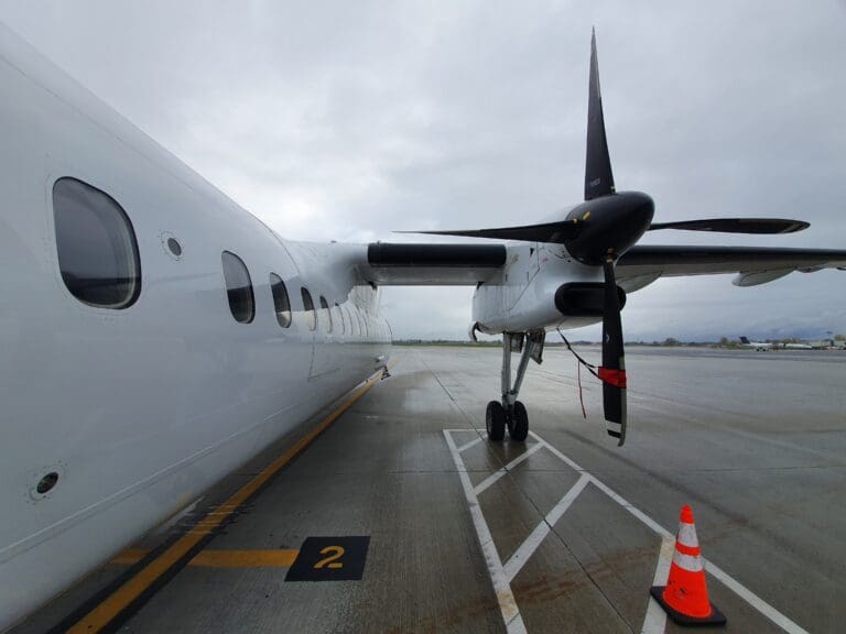 A Short Hop on a Rare Dash 8 300 – Montréal to Québec City with PAL Airlines