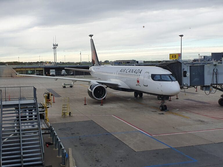 Sampling Air Canada’s New(ish) Jet: Montréal to Toronto A220 Review